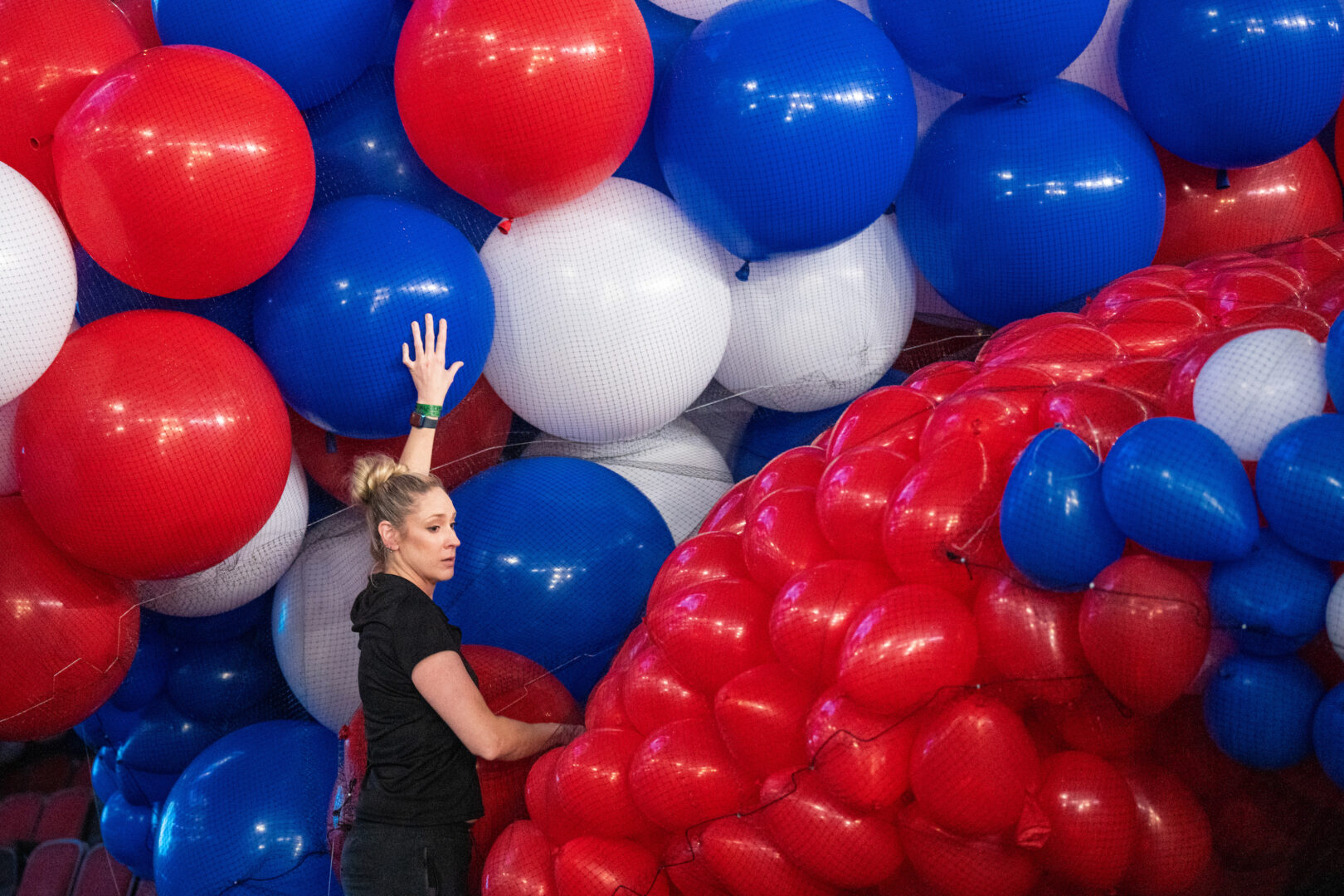 Crews prepare for the balloon drop inside the United Center on Thursday, August 15, as Chicago gears up for the Democratic National Convention. (Bill Clark/CQ Roll Call)